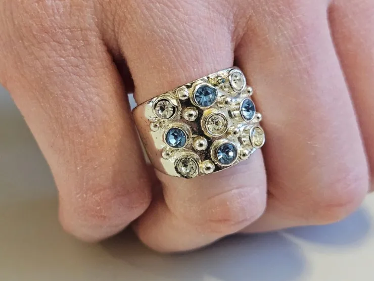 Tradera VINTAGE RING VIT METALL BLÅ VITA PÄRLA / STEN> Ringe