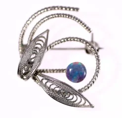 Tradera Vintage silver-tone metal wire and filigree brooch with plastic opal-2.8g> Brocher