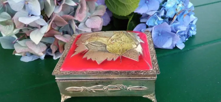 Tradera Vintage vacker metallskrin med dekor av två hästar på locket> Smykketilbehør