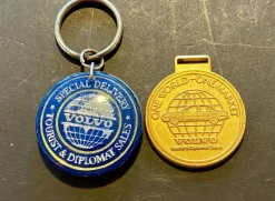 Tradera Volvo nyckelringar och medaljong - Special Delivery Tourist & Diplomat Sales> Mobilia