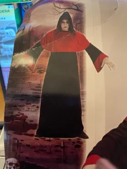 Tradera Widmann svart och röd kappa, storlek L maskerad> Udklædningstøj