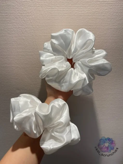Clearance XXL- Satin White Scrunchies 1st Hårtilbehør