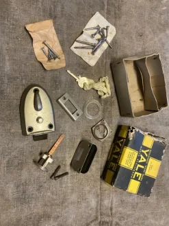 Tradera Yale dörrlås med tillbehör - Modell 048B - Made in Germany| Autocampere & Campingvogne