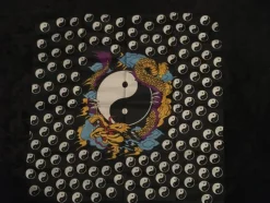 Tradera YIN YANG DRAGON Mini poster flagga 51cm - Schal Sjalett Snusnäsduk Samlarobjekt> Kampsport