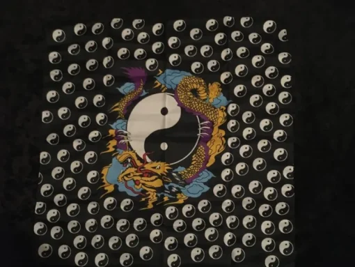 Tradera YIN YANG DRAGON Mini poster flagga 51cm - Schal Sjalett Snusnäsduk Samlarobjekt> Kampsport